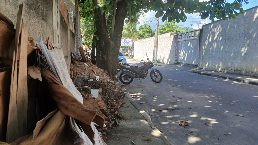 Comunidade de Maricá Clama por Respostas Após Denúncias de Acúmulo de Lixo em Rua do Lar dos Idosos VEJA O VÍDEO