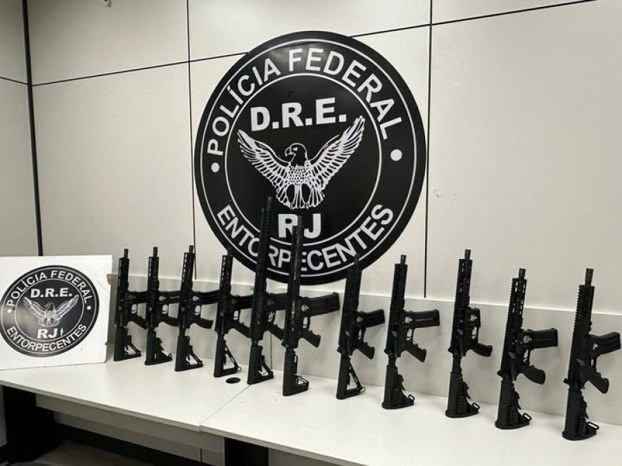 Polícia Federal Apreende 11 Fuzis em Operação Contra O Tráfico de Armas no Rio de Janeiro